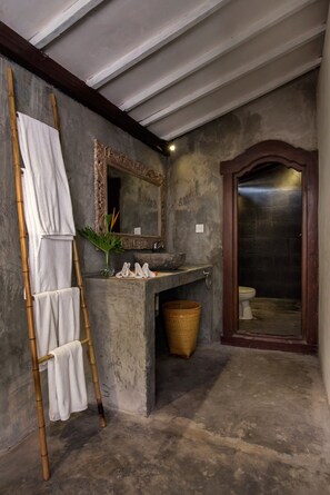 Shower, bidet, towels, soap