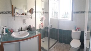 تجهيزات دش، صابون، ورق حمّام