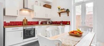 Beatles Retreat | Penny Lane | W/ Patio | Parking