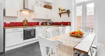 Beatles Retreat | Penny Lane | W/ Patio | Parking