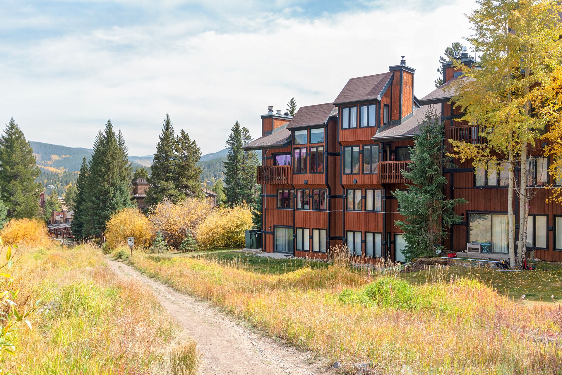 Un edificio a più piani dal design architettonico moderno, con ampie finestre e balconi.
