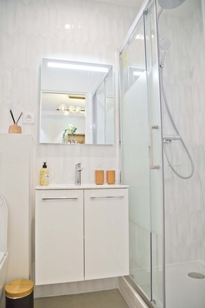 Een douche, een haardroger, handdoeken, zeep