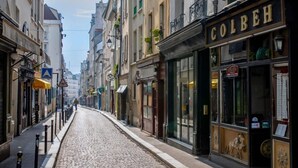 A cobblestone street lined with buildings, including a shop with a sign reading "COLBEH". - Trendy familly apt in Mouffetard (Paris)