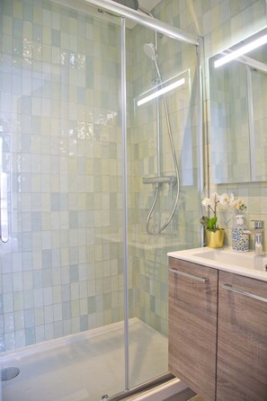 Shower, hair dryer, towels, soap - Trendy familly apt in Mouffetard (Paris)