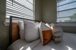 3 habitaciones, tabla de planchar con plancha, wifi y ropa de cama 