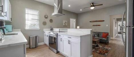 Refrigerador, microondas, horno y parrilla de estufa