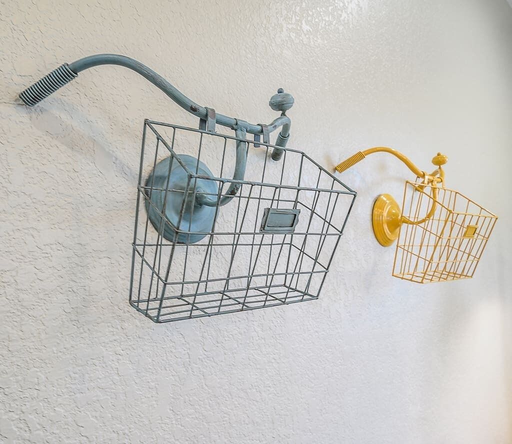 Zwei wandmontierte Lichtleuchten mit Fahrradmotiv.