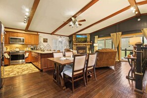 Fridge, microwave, oven, stovetop - Hibernation Station: Golf Course Retreat (Beech Mountain)
