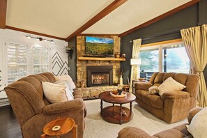 TV, fireplace, video games, DVD player - Hibernation Station: Golf Course Retreat (Beech Mountain)