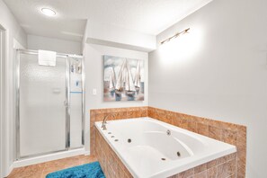 Combined shower/bathtub, jetted bath, towels - Lake Escape at Regatta Bay! 3 bedrooms and 3 bath! (Lake Ozark)