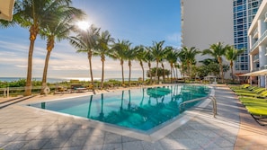Una piscina al aire libre, una piscina climatizada