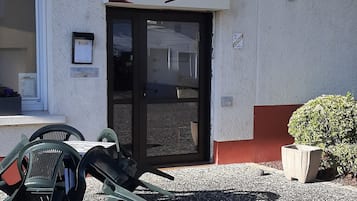 Ein Hotelrestaurant namens Beyrie. Goustille mit Außenbestuhlung und Kiesgrund.