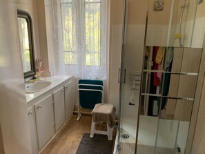 Regadera, jabón, papel de baño 