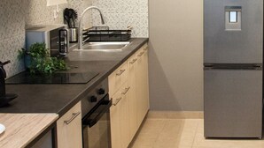 Apartemen | Dapur pribadi | Lemari es besar, microwave, oven, dan peralatan masak/sendok-piring