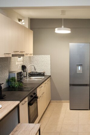 Refrigerador con freezer, microondas, horno, utensilios de cocina