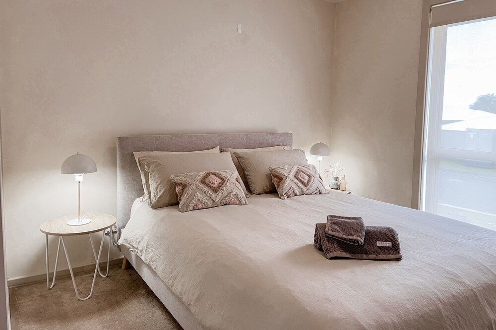 Modern 2 Bedroom Unit Close to Amenities in a Peaceful Location