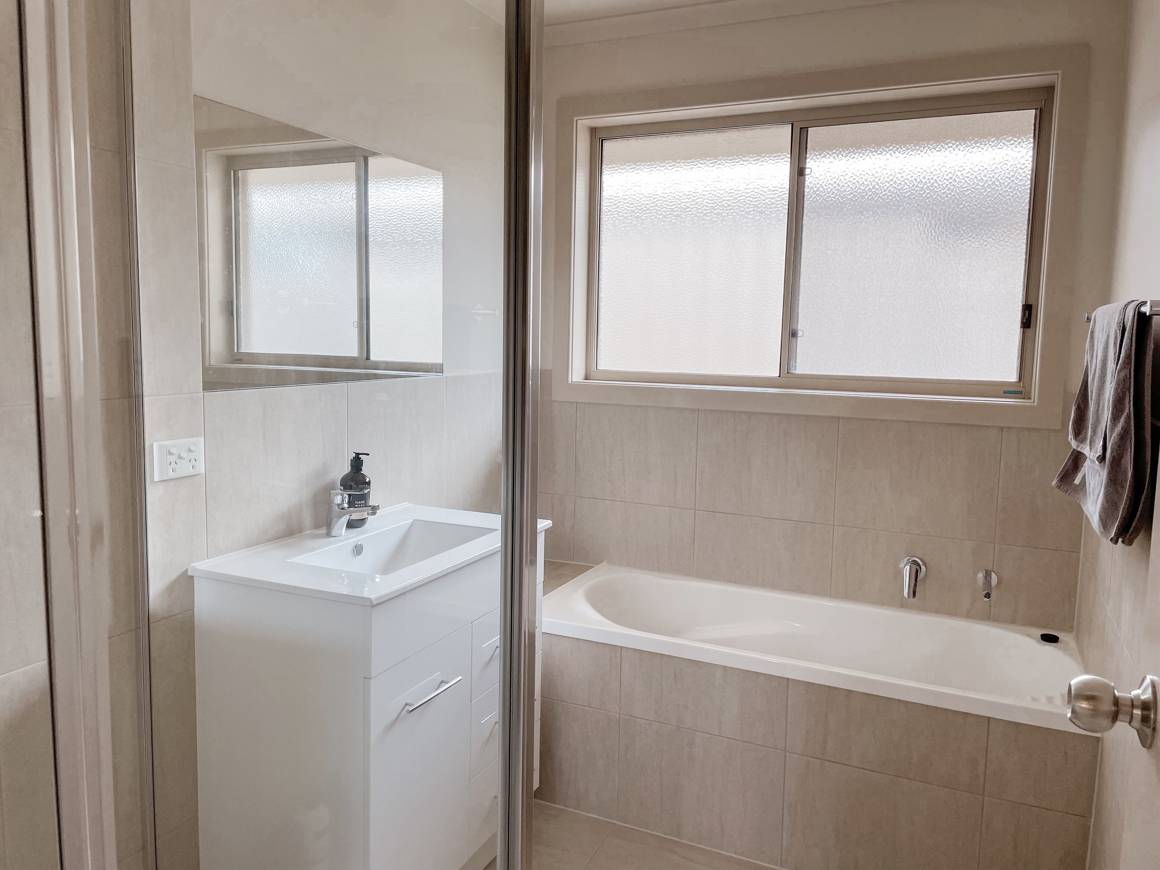 Modern 2 Bedroom Unit Close to Amenities in a Peaceful Location