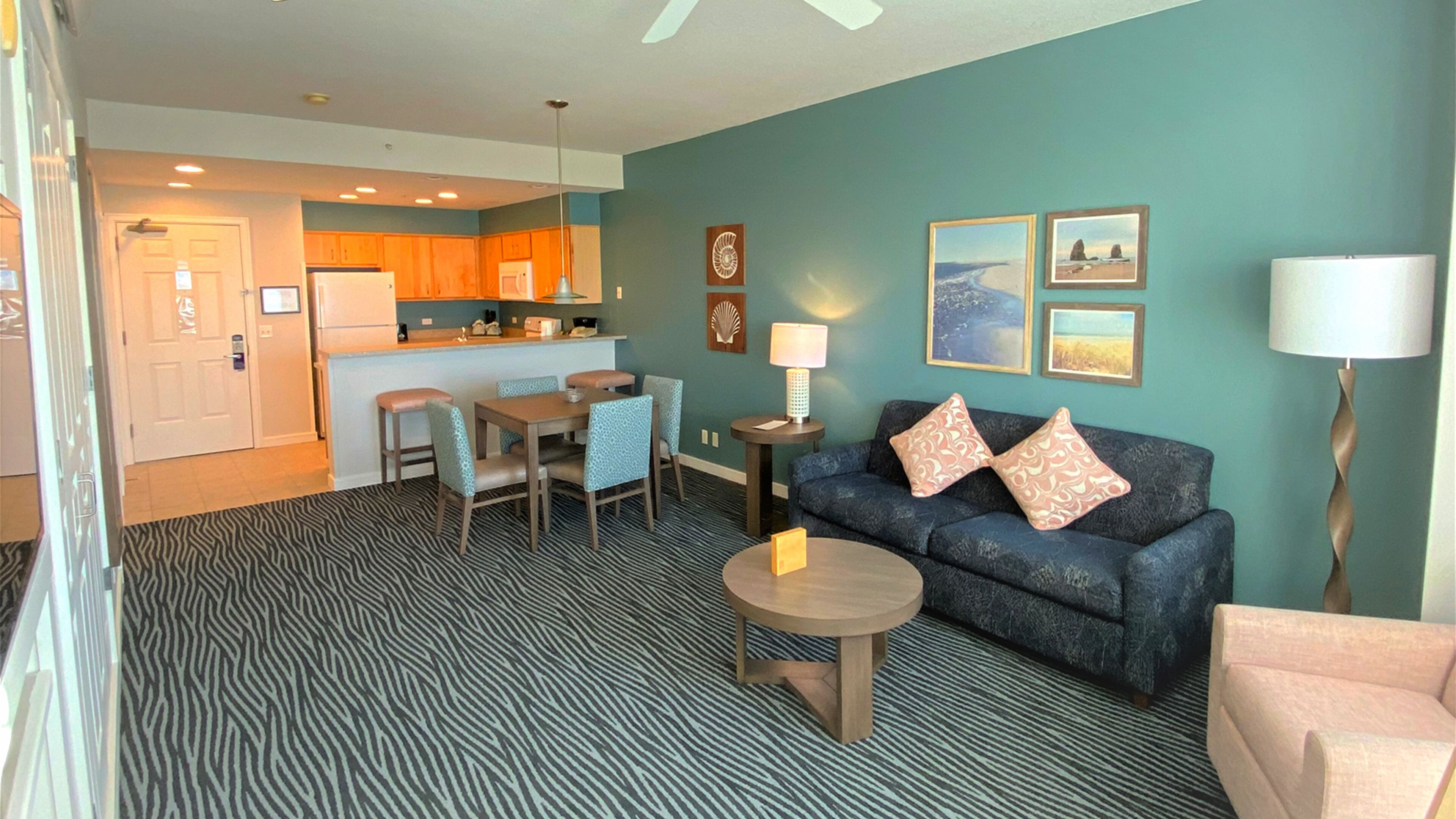 テレビ、暖炉、DVD プレーヤー