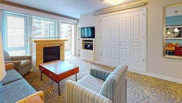 Fernseher, Kamin, DVD-Player