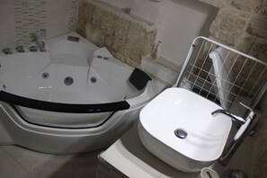 Baignoire à jets, sèche-cheveux, bidet, serviettes fournies