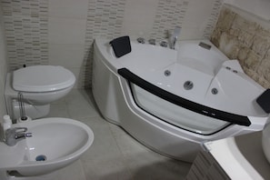 Jetted tub, hair dryer, bidet, towels