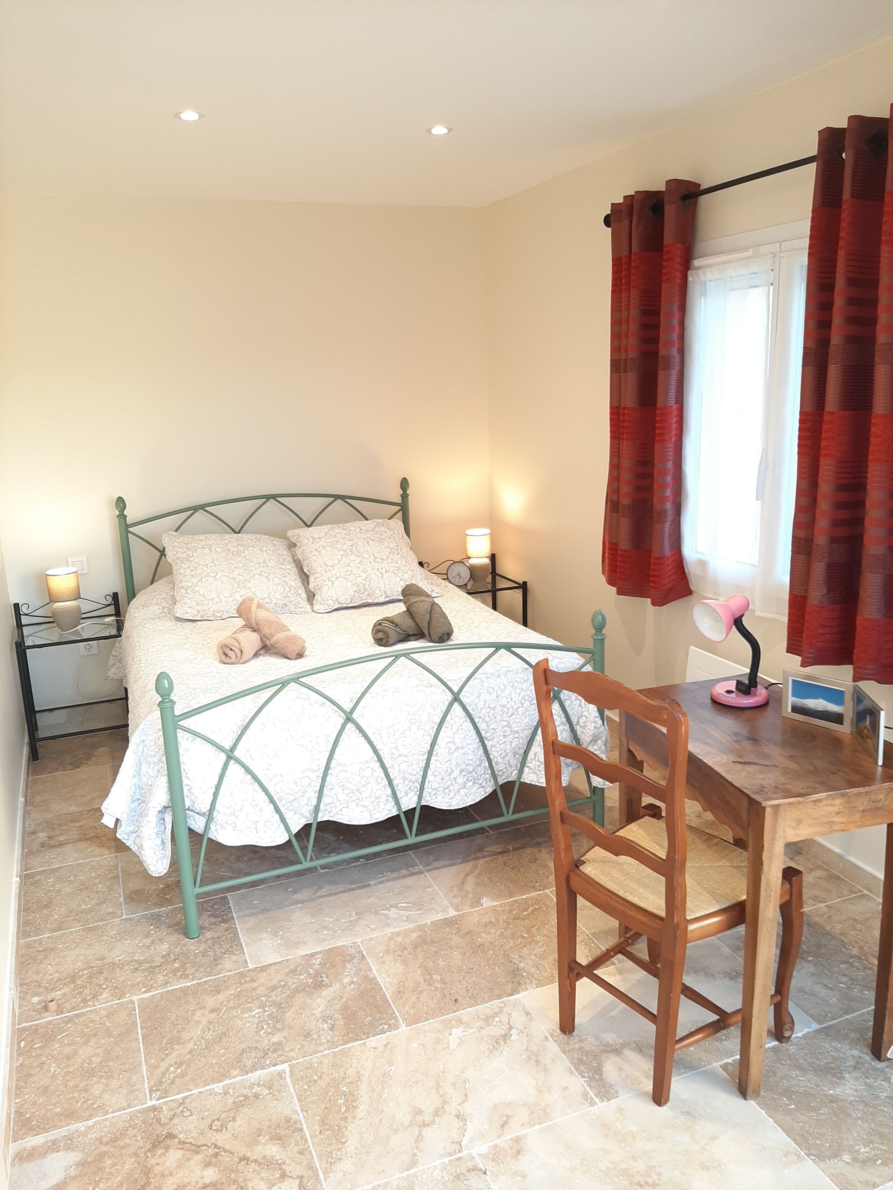 2 室のベッドルーム、デスク、アイロン / アイロン台、旅行用ベビーベッド