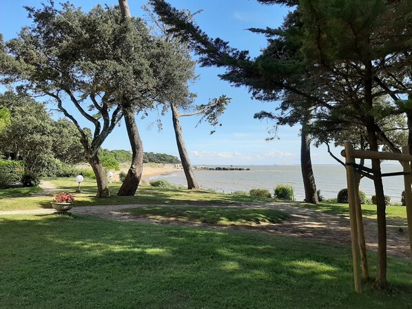A garden with a pathway leading to a beach. - Studio Dans Résidence Avec Accès Direct à la Plage (Saint-Palais-sur-Mer)