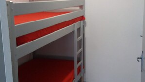 A bunk bed room with a red mattress, a white wall, and a tiled floor. - Studio Dans Résidence Avec Accès Direct à la Plage (Saint-Palais-sur-Mer)
