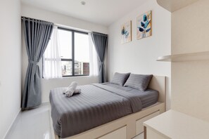 City-Apartment | Hochwertige Bettwaren, Betten mit Memory-Foam-Matratzen, Schreibtisch