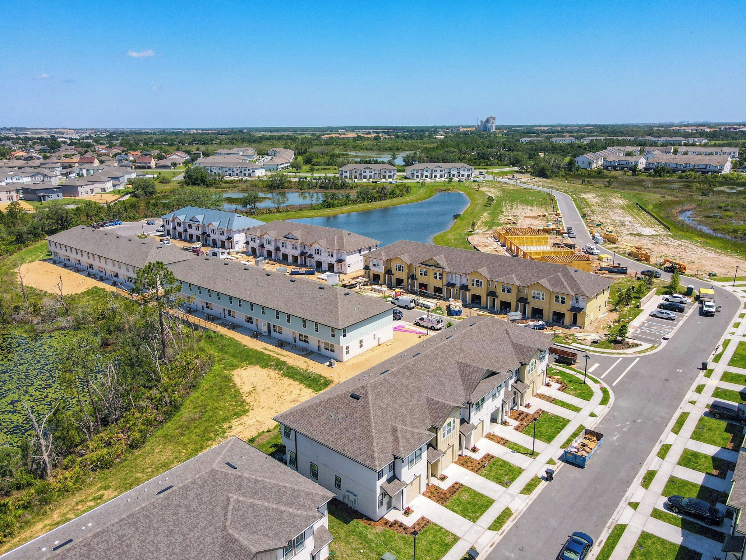 Zona residencial com várias casas, um edifício grande e um corpo de água.