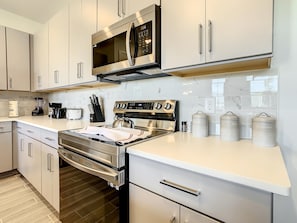 Refrigerador, microondas, horno, placa de cocina