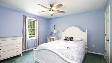 3 間睡房、書桌、熨斗/熨衫板、可攜式嬰兒床