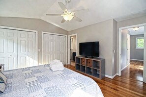 3 Schlafzimmer, Schreibtisch, Bügeleisen/Bügelbrett, Reisekinderbett
