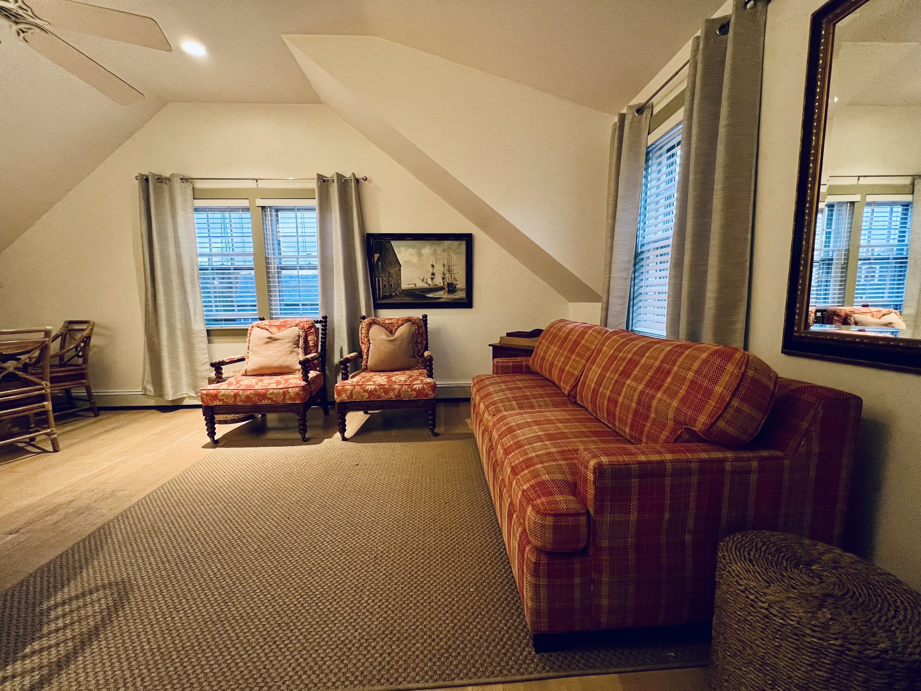 Conveniently located 1 bedroom cottage on the edge of Town.