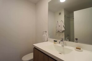 シャワー、ヘアドライヤー、タオル