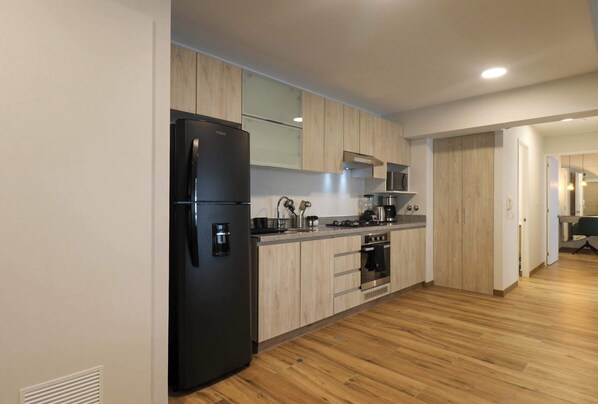 Frigorífico, microondas, horno y placa de cocina