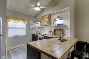 Fridge, microwave, stovetop, dishwasher - Sunset Rentals | Treetops 7802 | Dog Friendly (Hilton Head Island)