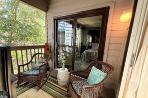 Terrace/patio - Sunset Rentals | Treetops 7802 | Dog Friendly (Hilton Head Island)