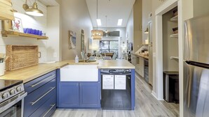 Una cucina moderna con isola centrale, elettrodomestici integrati e zona pranzo.