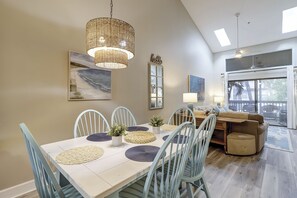 Dining - Sunset Rentals | Treetops 7802 | Dog Friendly (Hilton Head Island)