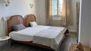 A double bed with a wooden headboard, two bedside lamps, and a window with curtains. - Mas Provençal du XIX Siècle (Cavaillon)