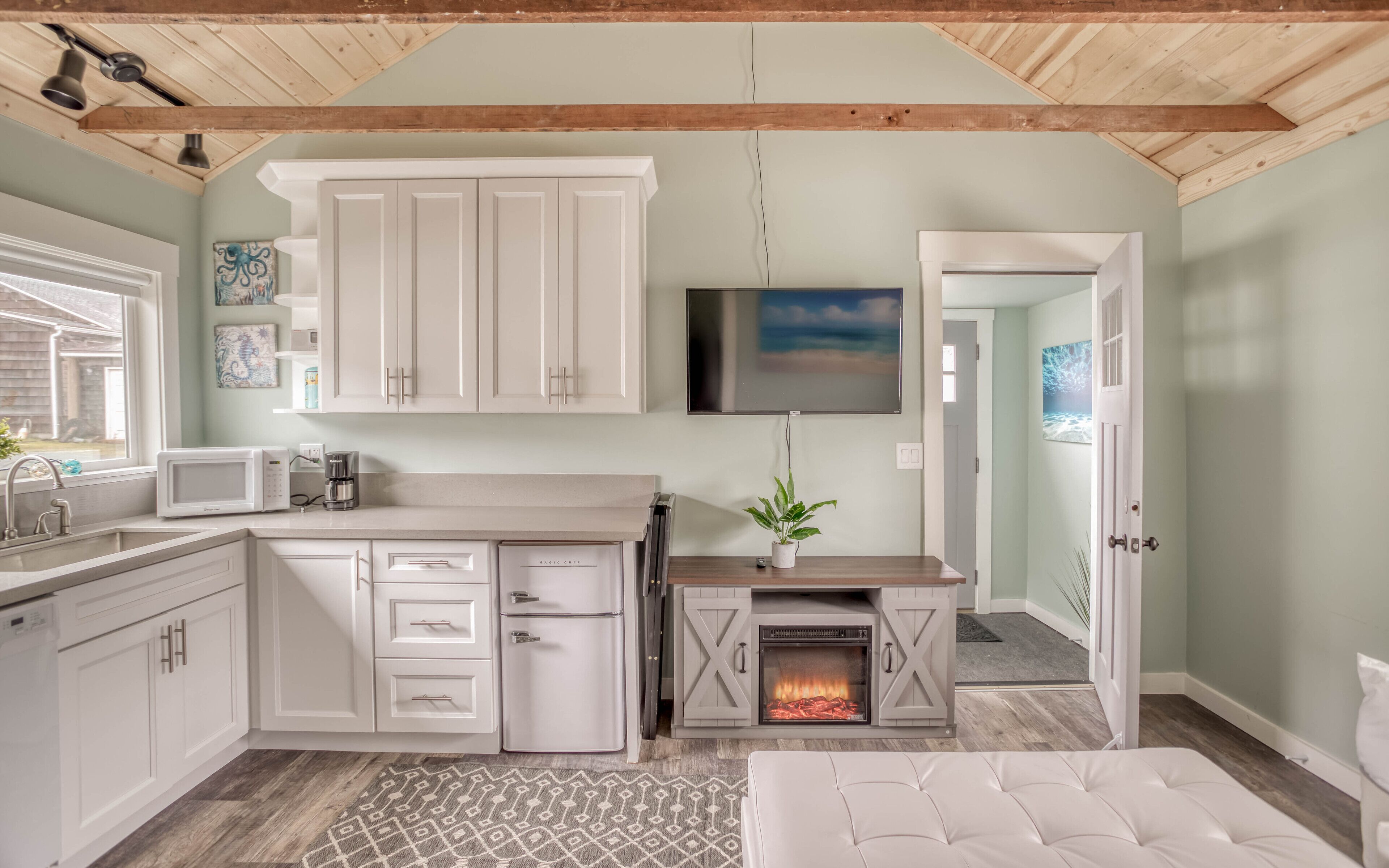 Beautifully Updated King Bedroom Cottage with Fireplace is 68 Steps from Beach!