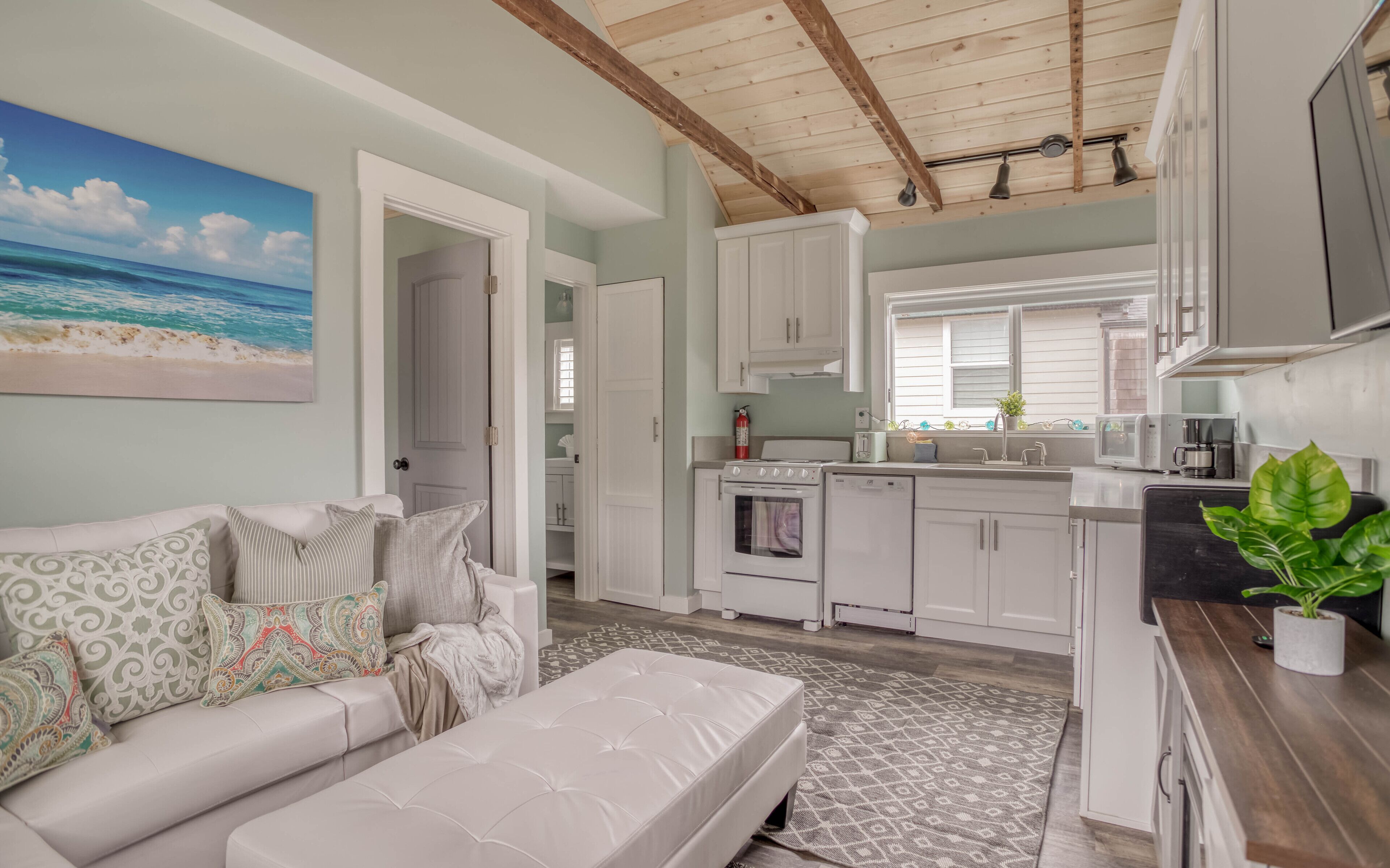 Beautifully Updated King Bedroom Cottage with Fireplace is 68 Steps from Beach!