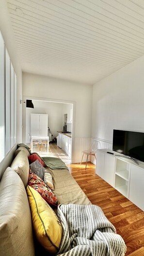 Fernseher, DVD-Player, Tischfußball, Tischtennisplatte