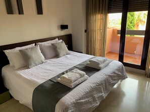 2 makuuhuonetta, tallelokero huoneessa, silitysrauta/-lauta