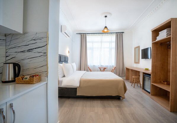 コンフォート ダブルルーム 禁煙 | 高級寝具、ノートパソコン用作業スペース、防音設備、WiFi (無料)