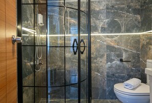 Shower, rainfall showerhead, designer toiletries, hair dryer - Antalya D&D Garden (Antalya)