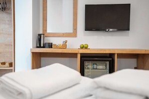 Ropa de cama de alta calidad y espacio para trabajar con laptop 