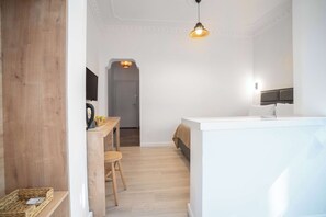 高級寝具、ノートパソコン用作業スペース、防音設備、WiFi (無料)