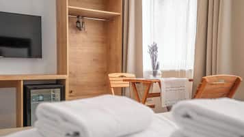Habitación Confort, varias camas, para no fumadores, vista a la ciudad | Área de sala de estar | Smart TV de 42 pulgadas con canales digitales y televisión